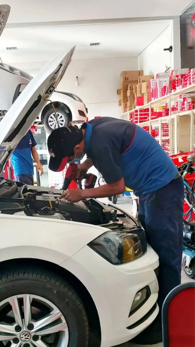 Equipe do Posto Mercolub atendendo um veículo